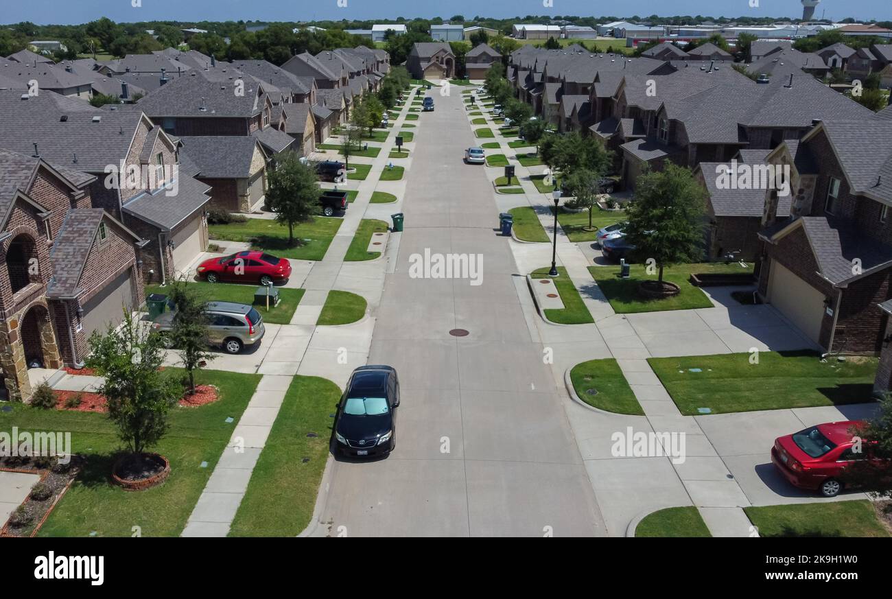 McKinney, TX USA - 5. August 2022: Luftaufnahme von Gemeinschaftshäusern mit Pflanzen und Autos in McKinney Stockfoto