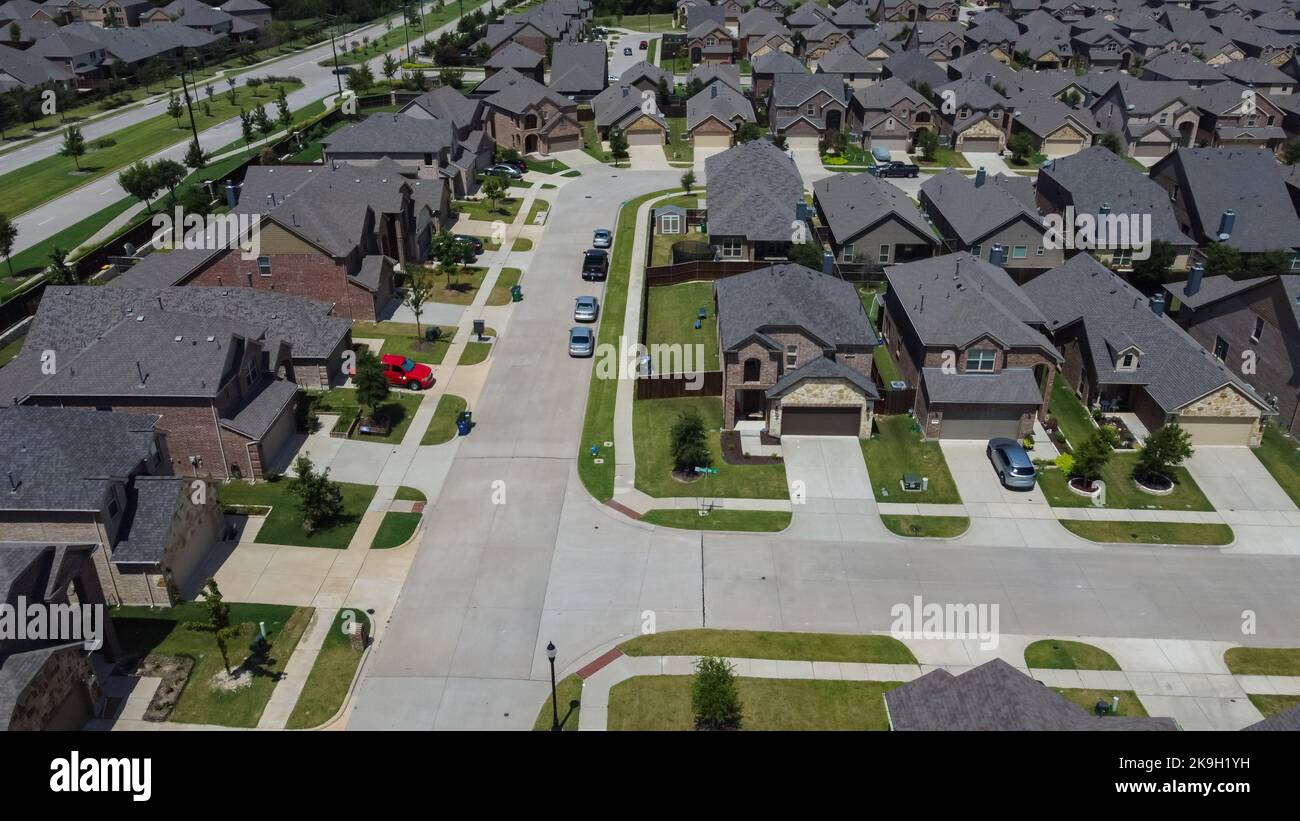 McKinney, TX USA - 5. August 2022: Luftaufnahme von Gemeinschaftshäusern mit Pflanzen und Autos in McKinney Stockfoto