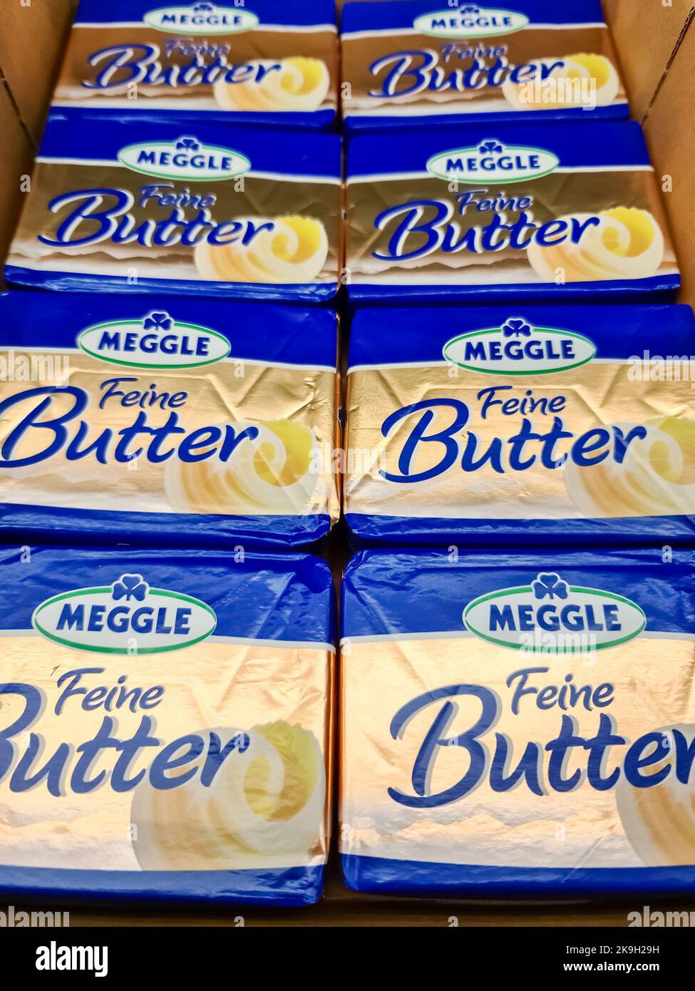Kiel, Deutschland - 03. Oktober 2022: Viele goldene Päckchen Butter der Marke Meggle auf einem Supermarktregal Stockfoto
