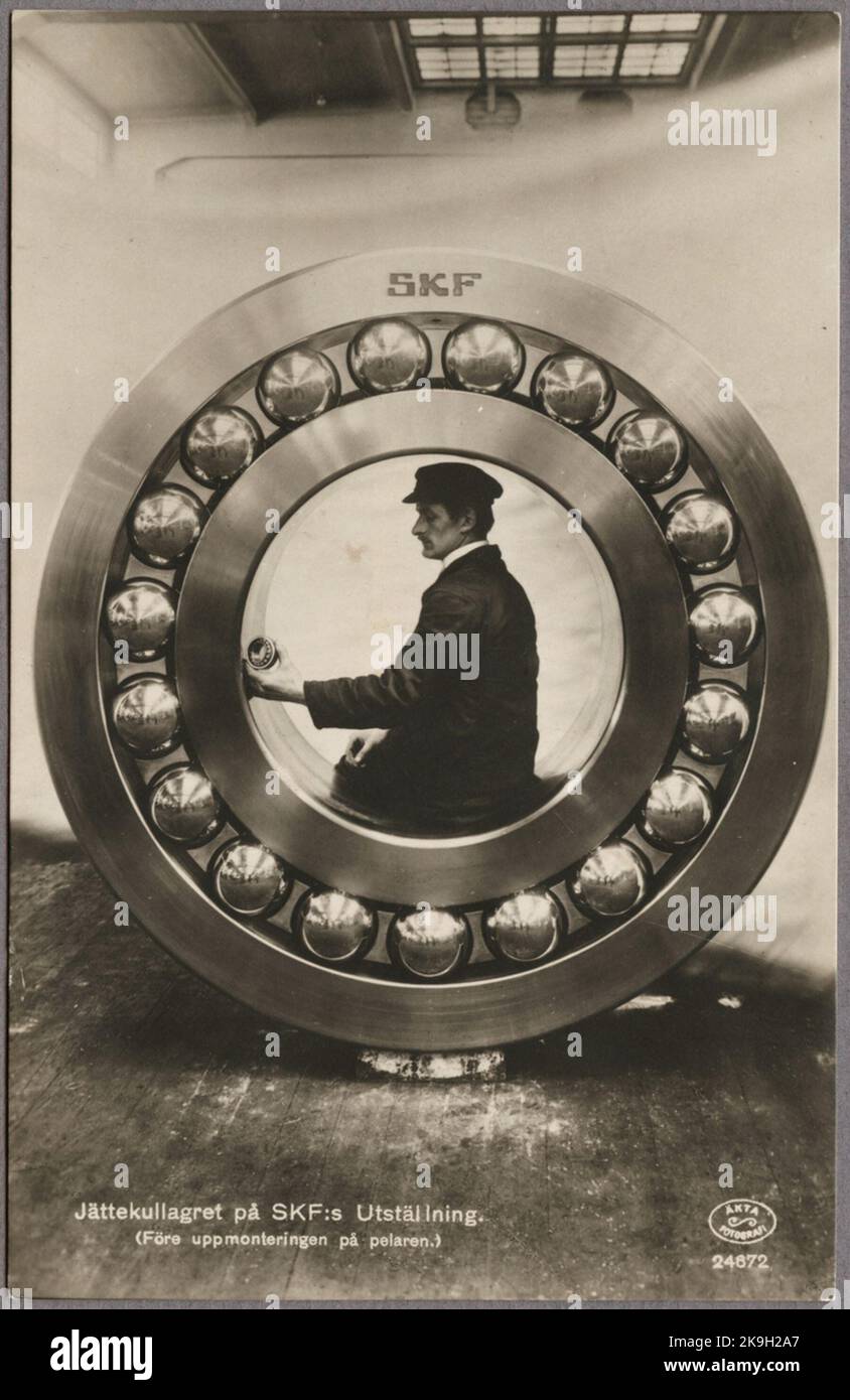 Der schwedische Industriemann und Erfinder Sven Wingquist sitzt in den großen Kugellagern, die auf der Jubiläumsausstellung in Göteborg gezeigt wurden. Stockfoto