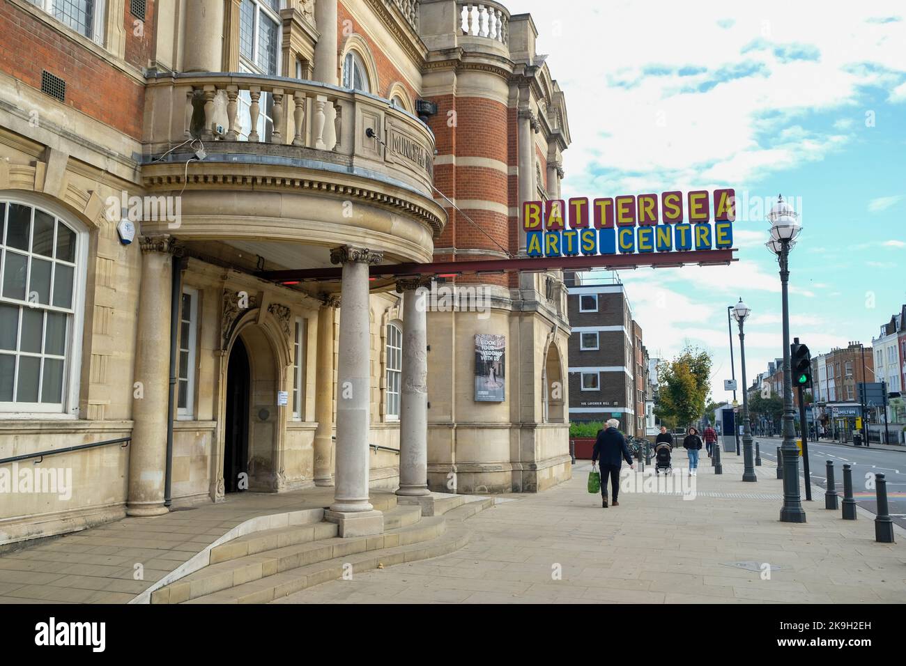 London - Oktober 2022: Das Battersea Arts Centre im Außenbereich. Ein Veranstaltungsort für darstellende Kunst auf Lavender Hill in Battersea, Südwesten Londons Stockfoto