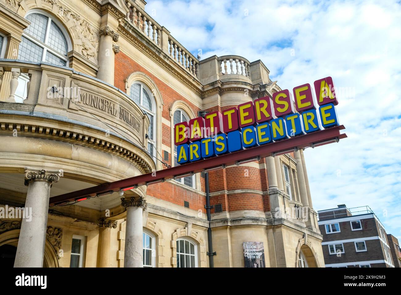 London - Oktober 2022: Das Battersea Arts Centre im Außenbereich. Ein Veranstaltungsort für darstellende Kunst auf Lavender Hill in Battersea, Südwesten Londons Stockfoto