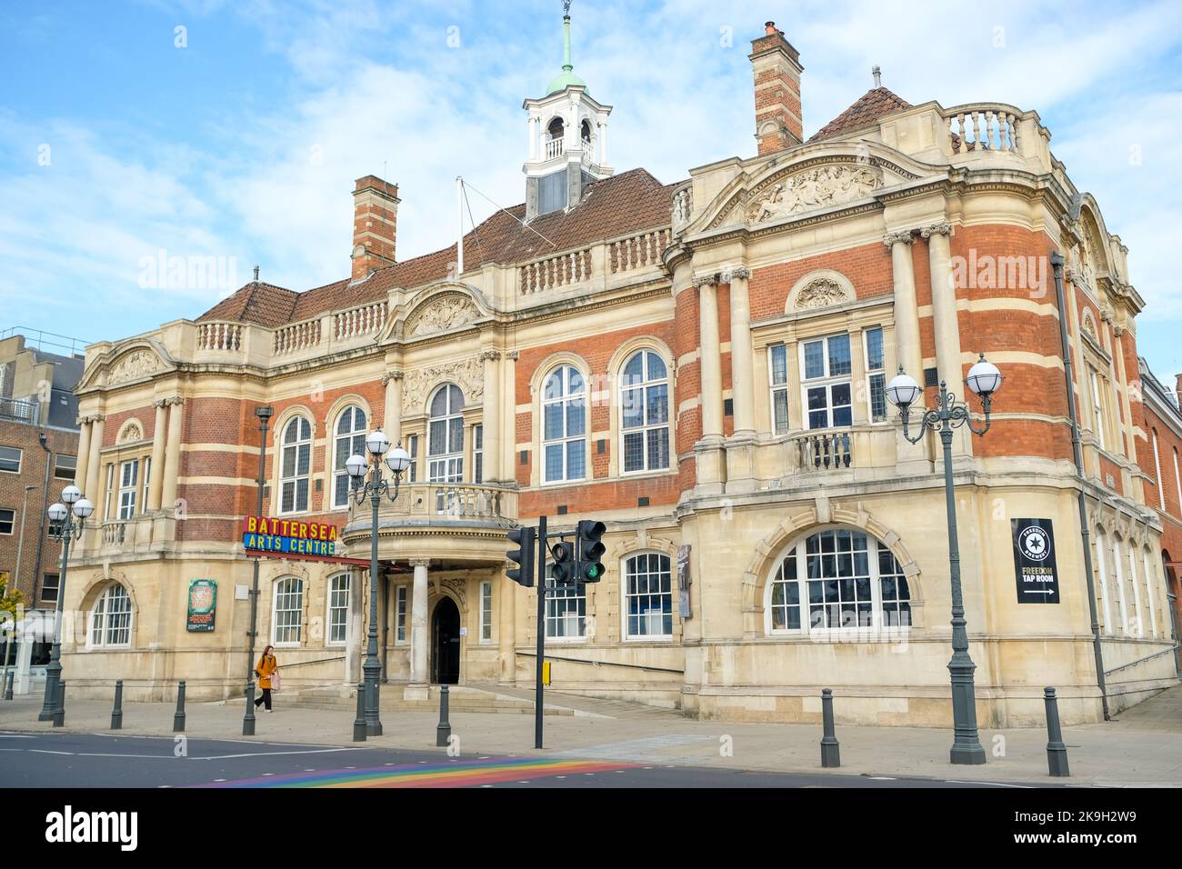 London - Oktober 2022: Das Battersea Arts Centre im Außenbereich. Ein Veranstaltungsort für darstellende Kunst auf Lavender Hill in Battersea, Südwesten Londons Stockfoto