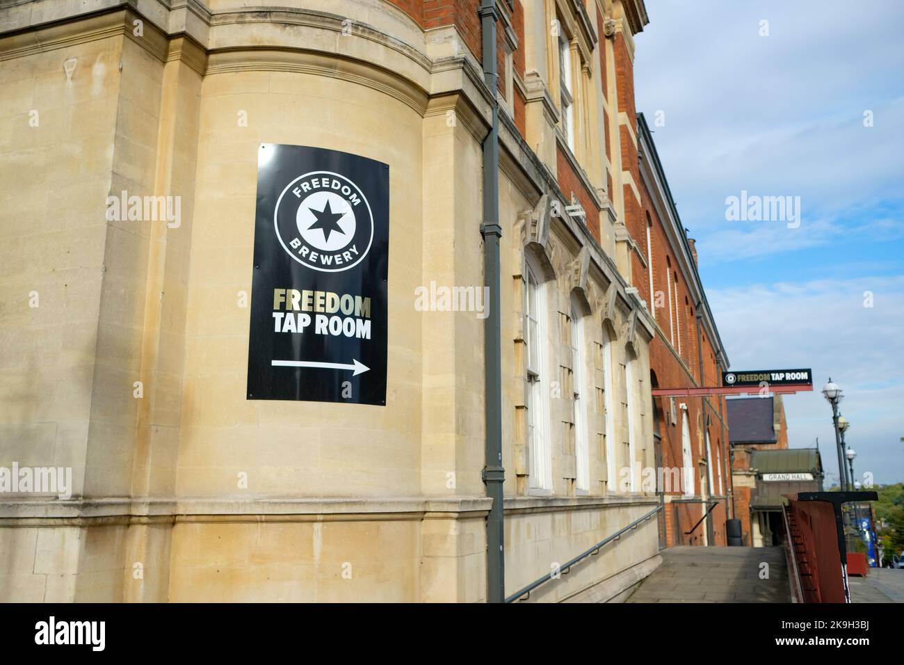 London - Oktober 2022: Das Battersea Arts Centre im Außenbereich. Ein Veranstaltungsort für darstellende Kunst auf Lavender Hill in Battersea, Südwesten Londons Stockfoto
