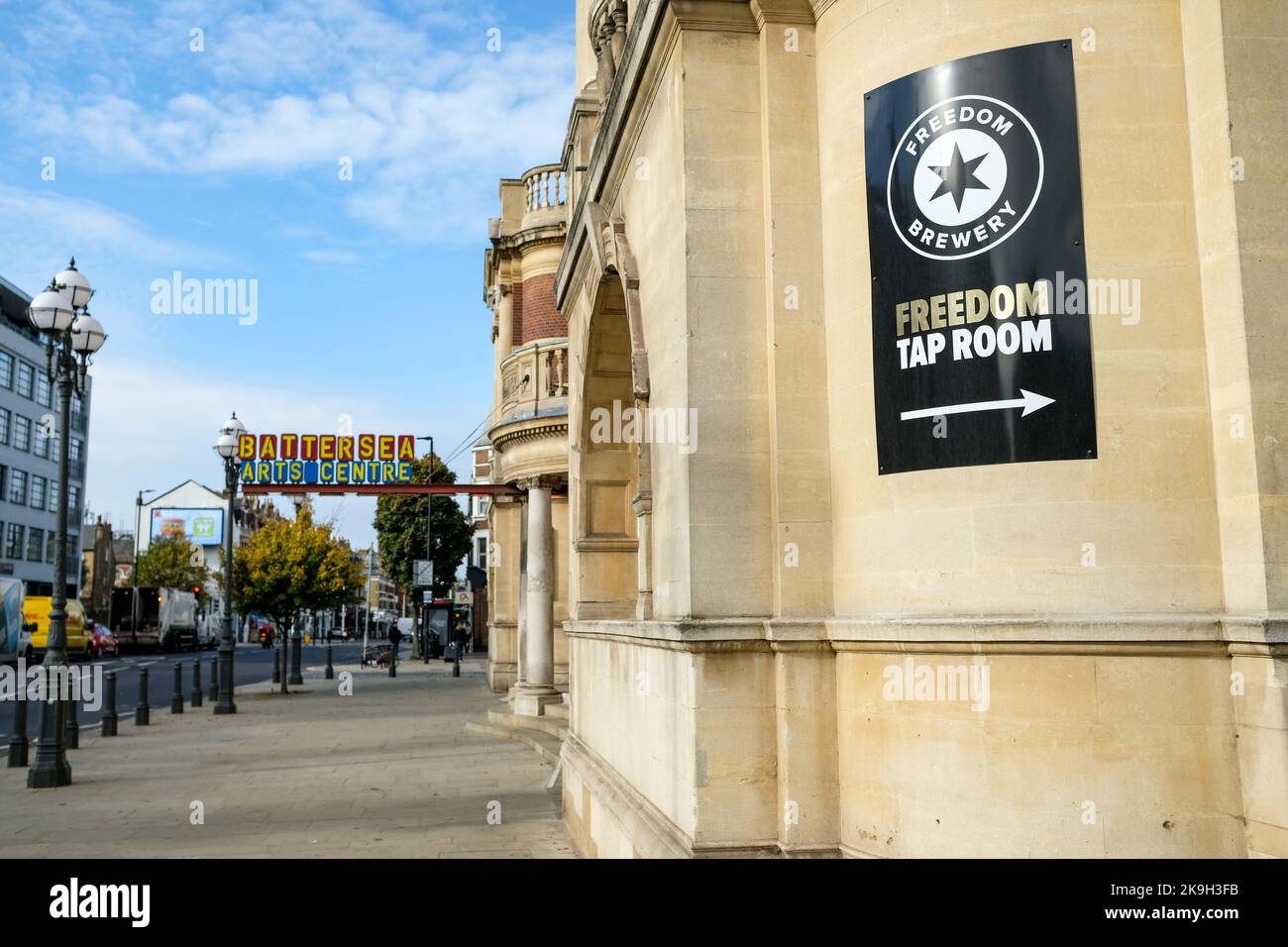 London - Oktober 2022: Das Battersea Arts Centre im Außenbereich. Ein Veranstaltungsort für darstellende Kunst auf Lavender Hill in Battersea, Südwesten Londons Stockfoto