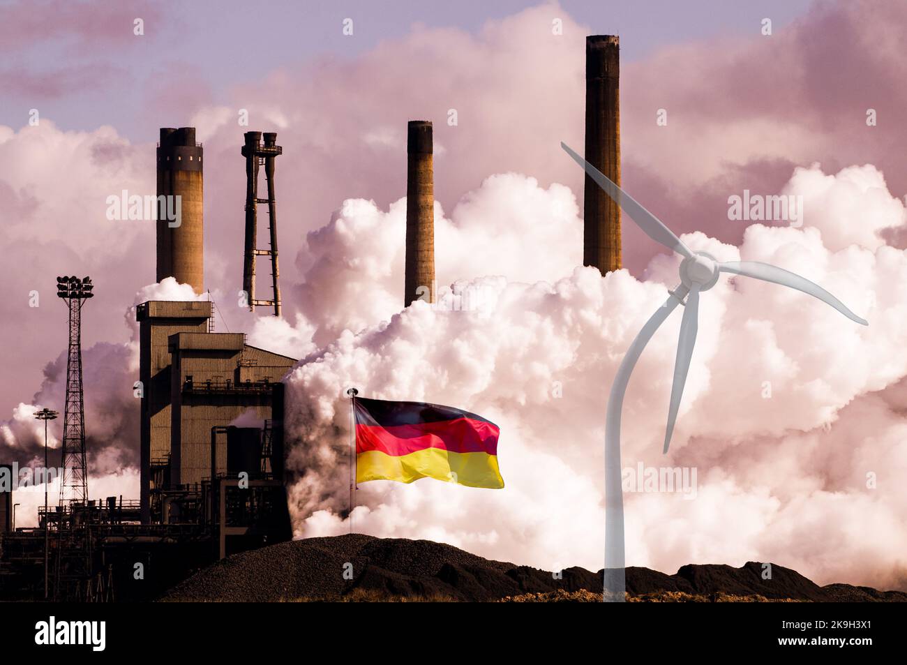 Flagge Deutschlands, verdrehte Windturbine, Stahlwerk. Fossile Brennstoffe, Kohle, Energie, Gas, Krise, Preise, Russland, russisches Gas... Konzept Stockfoto