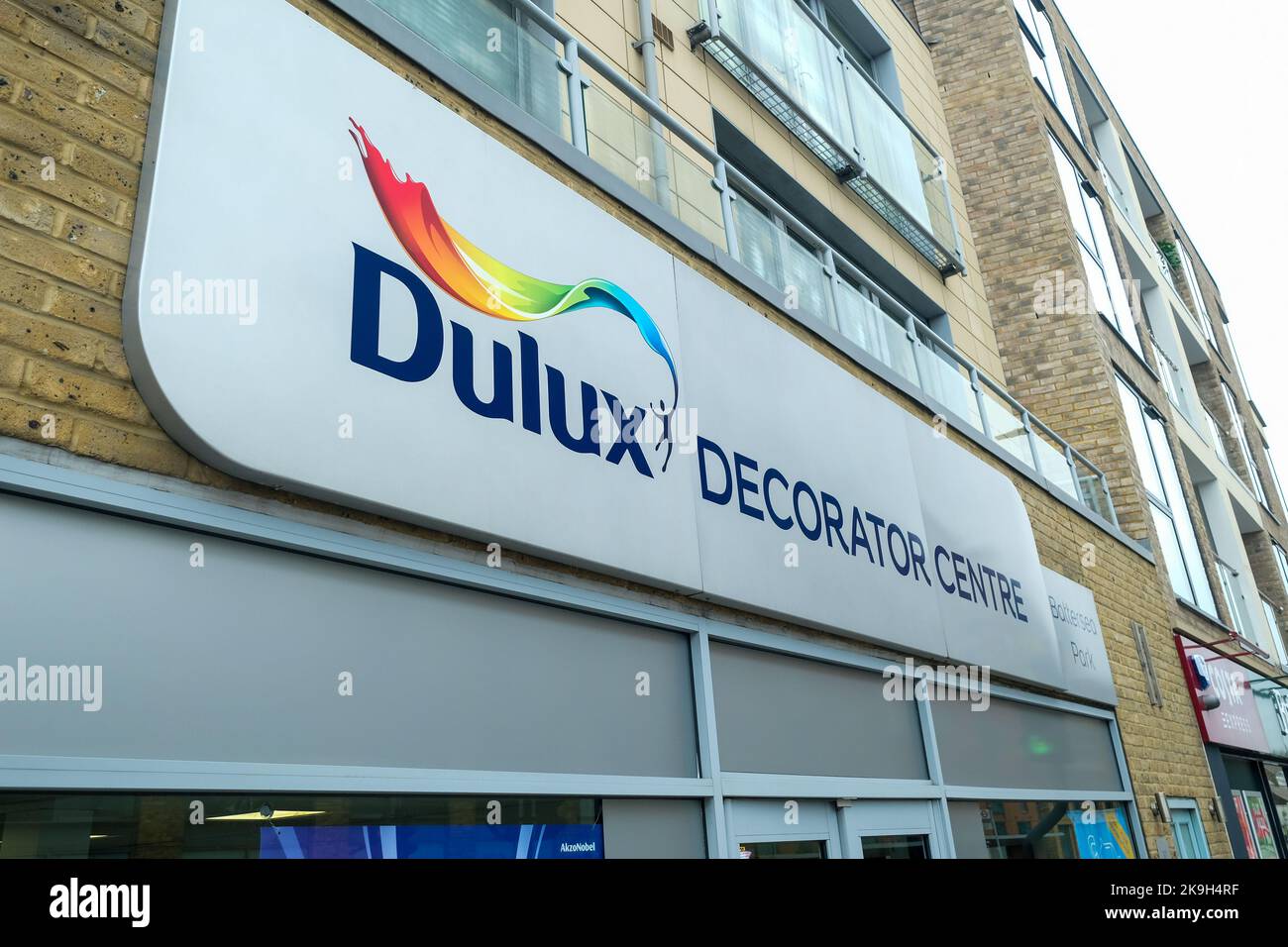 London - Oktober 2022: Dulux Decorating Center Außenlogo-Beschilderung Stockfoto