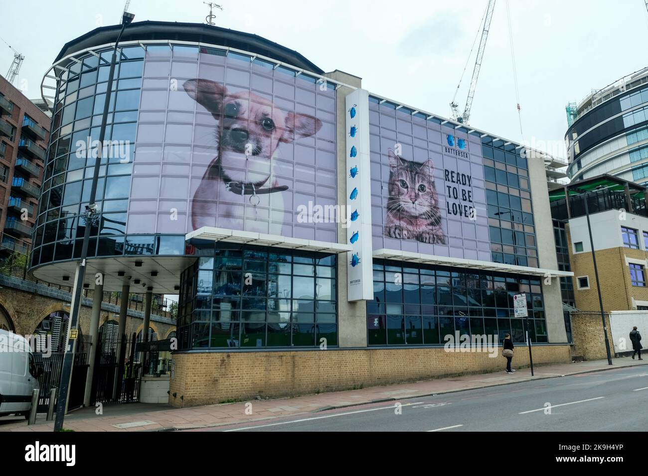 London - Oktober 2022: Eingang zum Battersea Cats & Dogs Home von der Battersea Park Road, einem Tierrettungszentrum Stockfoto