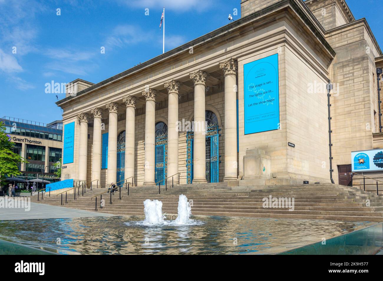 Sheffield City Hall and Chaps Fountain, Barker's Pool, Sheffield, South Yorkshire, England, Vereinigtes Königreich Stockfoto