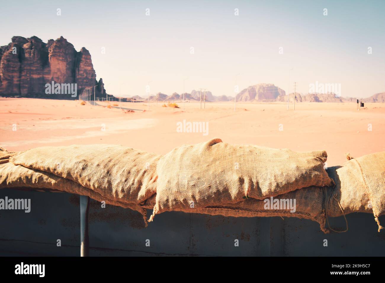 Tourist Adventure Ride Erleben Sie den Hijaz-Eisenbahnzug ab 1916. Große arabische Aufständler greifen in wadi Rum an. Beliebte Aktivitäten Jordanien Stockfoto