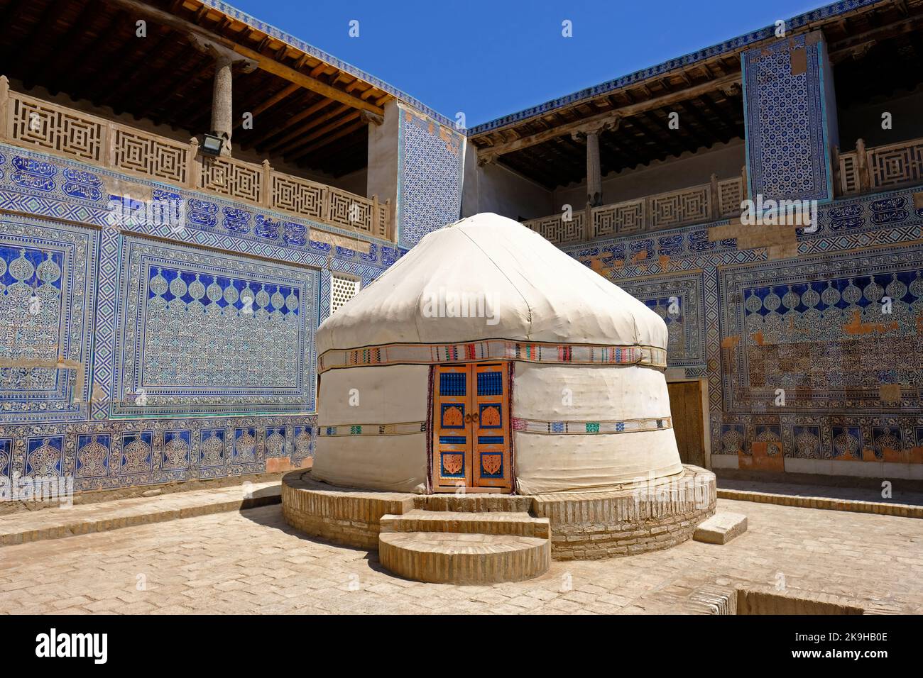 Chiva Usbekistan - Ein traditionelles Jurtenzelt, das im August 2022 im Tash Khauli Palast ausgestellt wurde Stockfoto