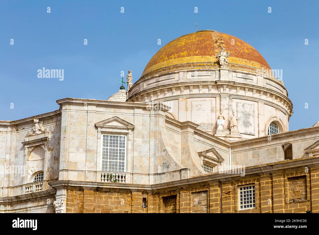 Kuppel der gemischten barocken und neoklassizistischen Kathedrale von Cadiz (Catedral de Cádiz, Catedral de Santa Cruz de Cádiz), Cadiz, Andalusien, Spanien Stockfoto