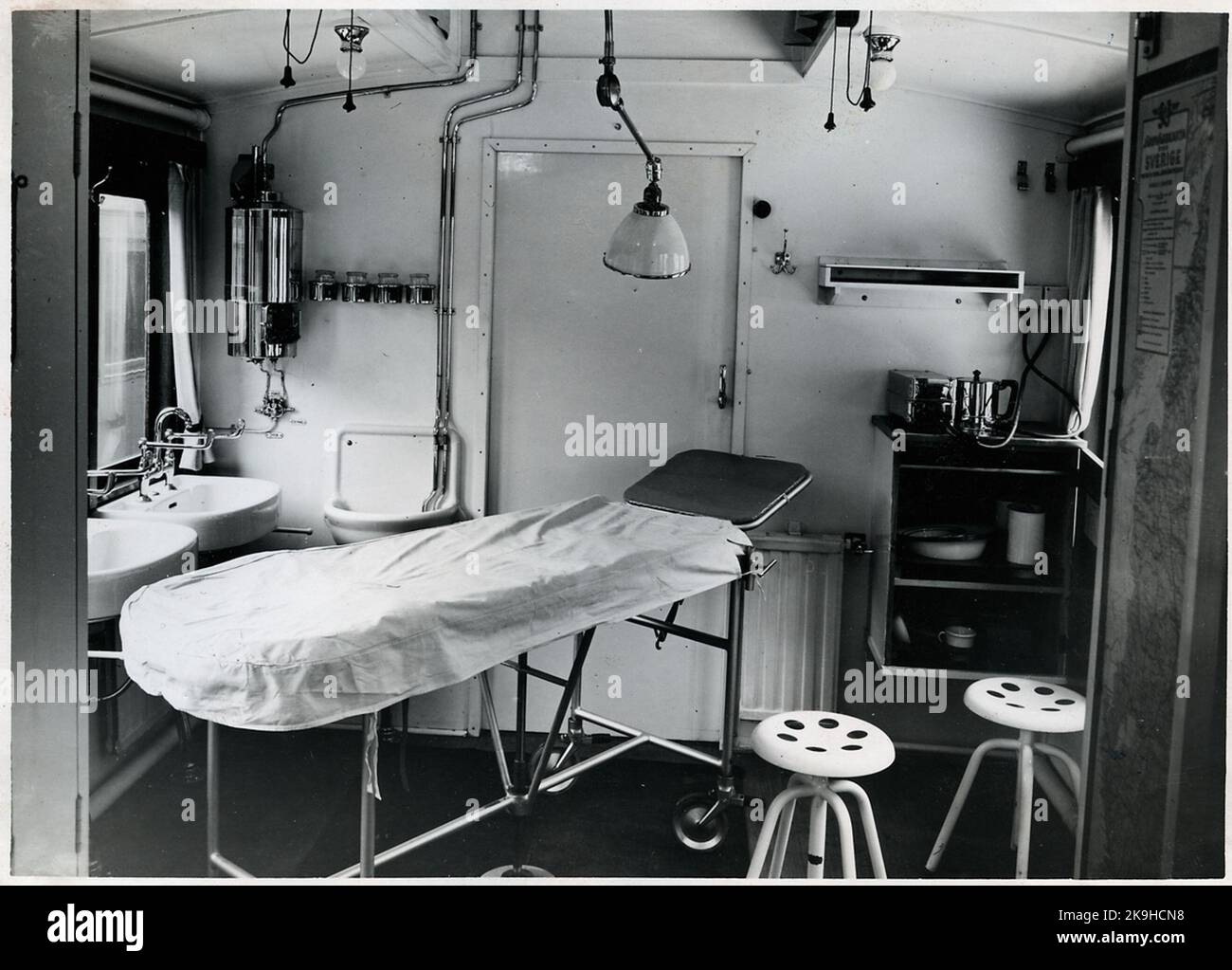 Der Operationssaal in einem Krankenwagen. Stockfoto