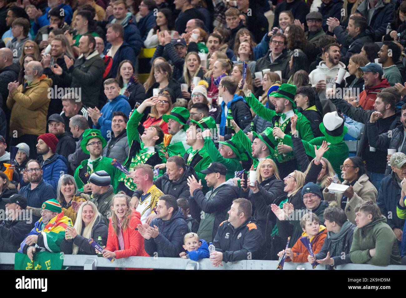 Irische Fans feiern am Freitag, den 28.. Oktober 2022, im Headingley Carnegie Stadium in Leeds ihre ersten Punkte beim Rugby League World Cup Group C Match 2021 zwischen Neuseeland und Irland. (Kredit: Trevor Wilkinson | MI Nachrichten) Kredit: MI Nachrichten & Sport /Alamy Live Nachrichten Stockfoto