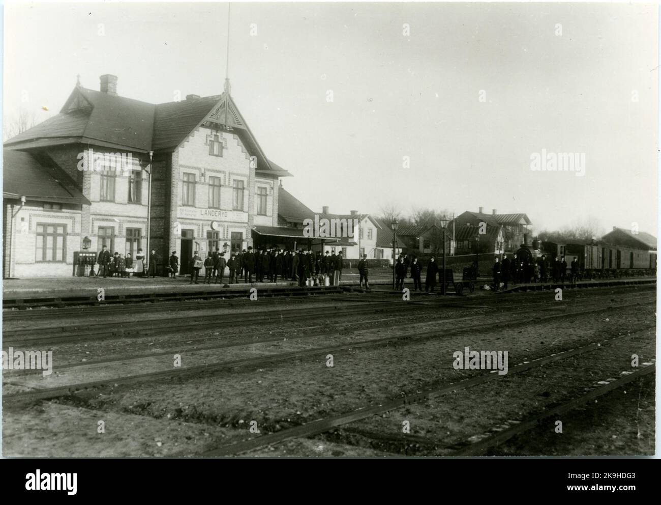 Der Bahnhof wurde 1877 eröffnet. Zweistöckiges Stationshaus aus Backstein. Die Expeditionsräume und der Warteraum wurden 1905 erweitert und so wurde die Dienstresidenz für den Stationsleiter in die zweite Etage verlegt. Mechanisches Getriebe. Der Bahnhof wurde am 1,9.1877 eröffnet. Nur bis 1881 anhalten, als ein provisorisches Bahnhofshaus errichtet wurde. Kombinierte Poststation vom 15,9.1877. Neues Bahnhofshaus, 1886 errichtet, 1906 erbaut und 1936 wieder aufgebaut. Lokstall für zehn Lokomotiven im Jahr 1945. Nördlich der Station steht der sogenannte Pella-Stein in Erinnerung an einen Spurwächter, der dort getroffen wurde Stockfoto