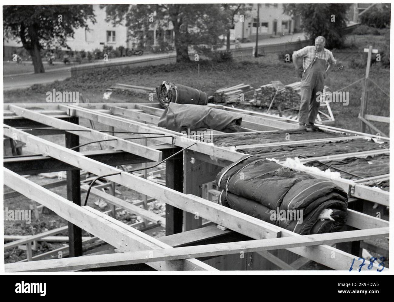 Die Dachkonstruktion wird am Busbahnhof Sigtuna ausgeführt. Stockfoto