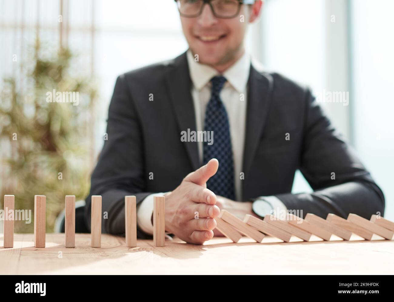 Geschäftsmann mit Dominos im Büro. Konzept Geschäftsrisiko Stockfoto