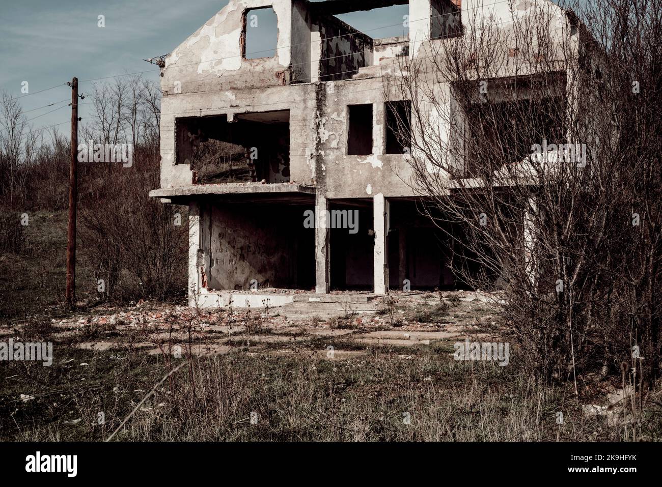 Pristina, Kosovo. 25. November 2017. Einige Häuser von Serben wurden während des Krieges von den Kosovaren zerstört und verbrannt 1998-1999 Stockfoto