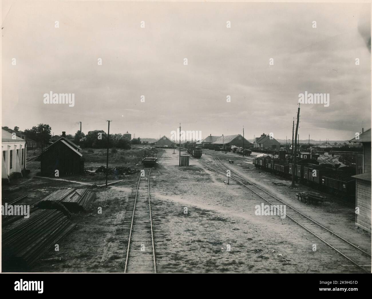 Kristianstad-Hässleholms Railway, CHJ Kristianstad Godsbangård in Näsby (Richtung Westen in Richtung Stadt) .Ca 1917 ganz links BKB Blekinge Kustbanors Lokstall wurde 1916 fertiggestellt. Yngve Holmgren 1991-12-11 Stockfoto