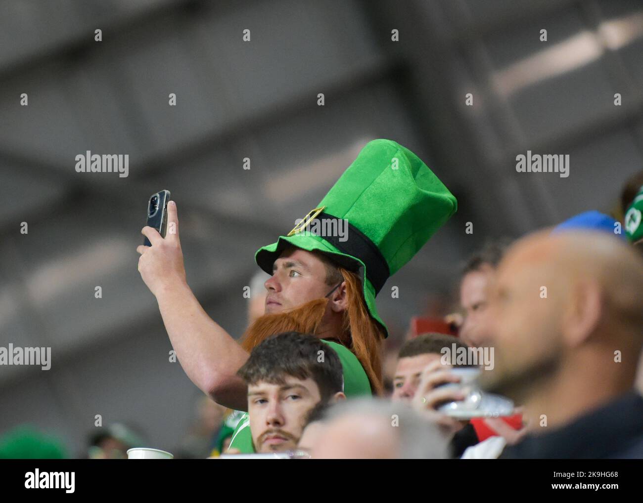 Leeds, Großbritannien. 28. Oktober 2022. Irish Fan vor dem Start der Rugby League World Cup 2021 Gruppe Ein Spiel zwischen Neuseeland V Irland in Headingley, Leeds West Yorkshire, Großbritannien am 23. Oktober 2022 (Foto von Craig Cresswell/Alamy Live News) Kredit: Craig Cresswell/Alamy Live News Stockfoto