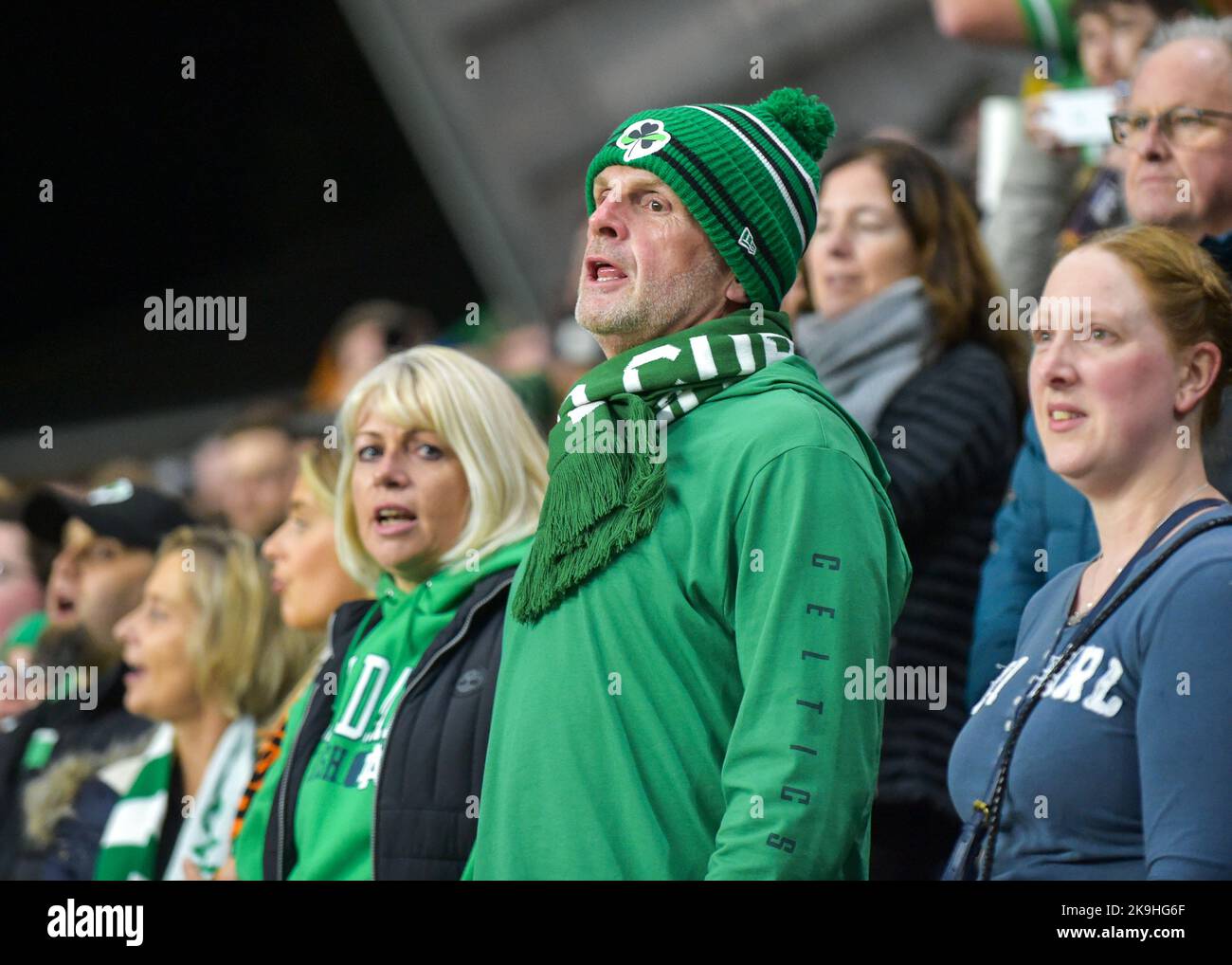 Leeds, Großbritannien. 28. Oktober 2022. Irischer Fan singt die Nationalhymne Rugby League World Cup 2021 Gruppe Ein Spiel zwischen Neuseeland V Irland in Headingley, Leeds West Yorkshire, Großbritannien am 23. Oktober 2022 (Foto von Craig Cresswell/Alamy Live News) Kredit: Craig Cresswell/Alamy Live News Stockfoto