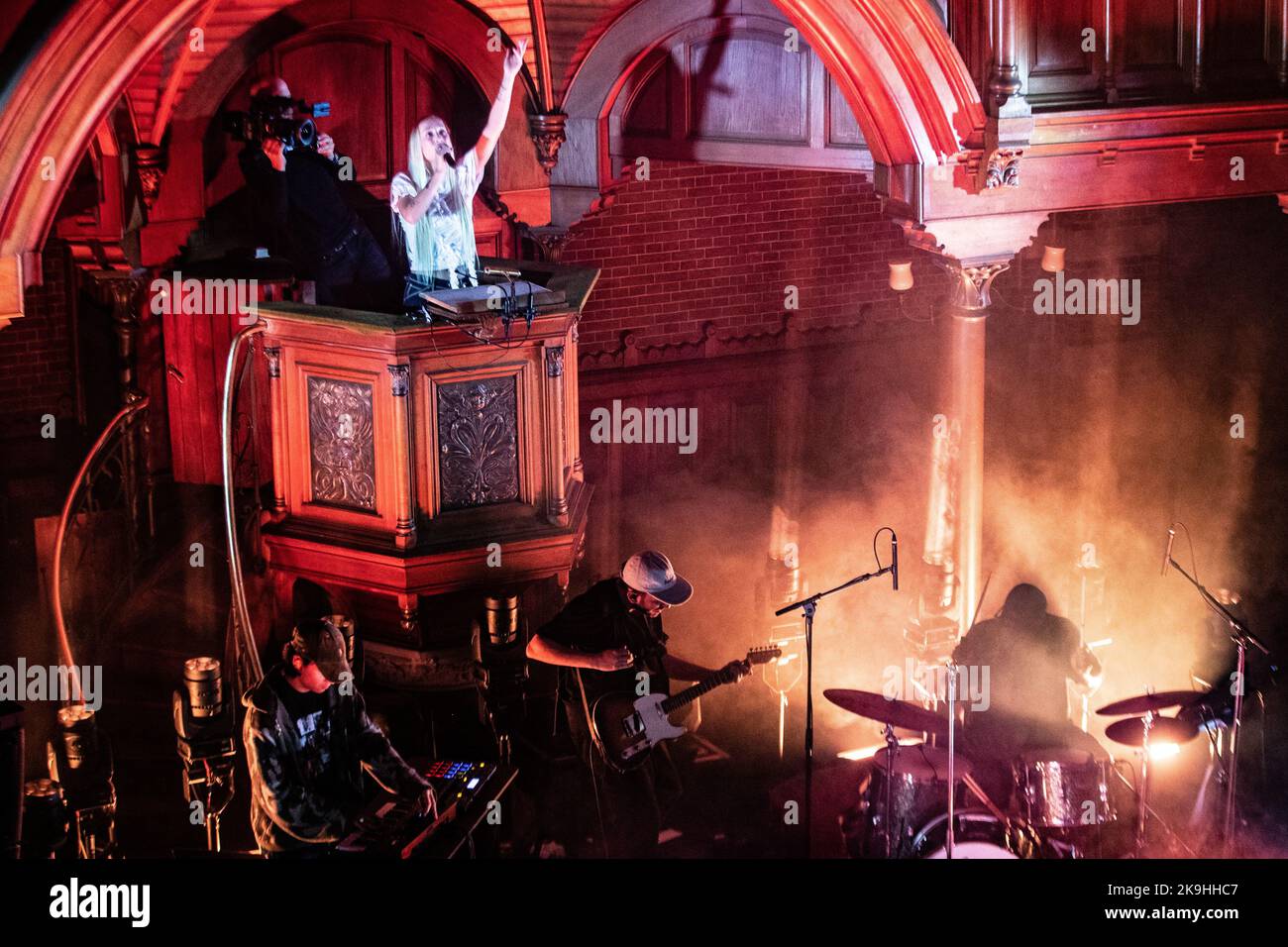 2022-10-28 20:40:10 ROTTERDAM - S10 während eines intimen Konzerts in der Arminiuskerk. Die niederländische Eurovision-Teilnehmerin veröffentlicht ihr neues Album 'Ik Exista Forever Aslang You Think About Me', nachdem sie zwei Jahre lang daran gearbeitet hat. ANP PAUL BERGEN netherlands Out - belgium Out Credit: ANP/Alamy Live News Stockfoto