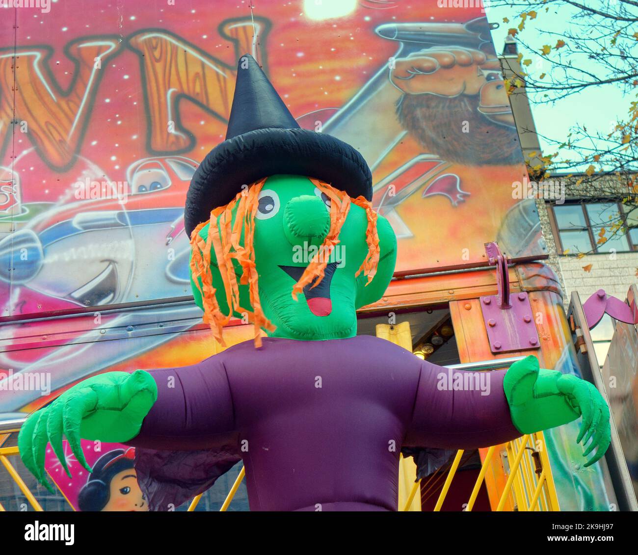 Paisley, Schottland, Großbritannien 28.. Oktober 2022. Das jährliche Paisley Halloween Festival findet in Paisleys historischem Stadtzentrum statt und wird mit seinen Acts und der fast schon fast angekündigten Farbenverehrung als gruselige Veranstaltung als das beste in Großbritannien gefeiert. Credit Gerard Ferry/Alamy Live News Stockfoto