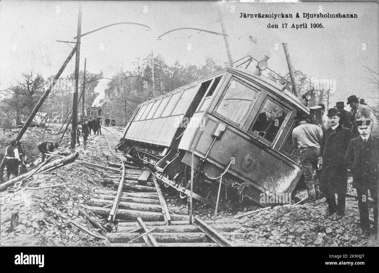 Am 17. April 1906, kurz nach der neuen Versammlungsstrecke wurde das Experimentierfeld - Ålkistan klar, trat eine größere Rasse in Frescati auf. Die Minuten zuvor hatte eine einsame Lokomotive den Platz passiert, ohne dass das Personal etwas bemerkt hatte. Als sich ein Djursholmståg näherte, sah der Fahrer, wie die Bank vor ihm sank, und der Zug, der aus dem Wagen 7 und einem Anhänger bestand, rutschte sanft in die Grube und fuhr schräg hinaus. Niemand wurde verletzt. Stockfoto