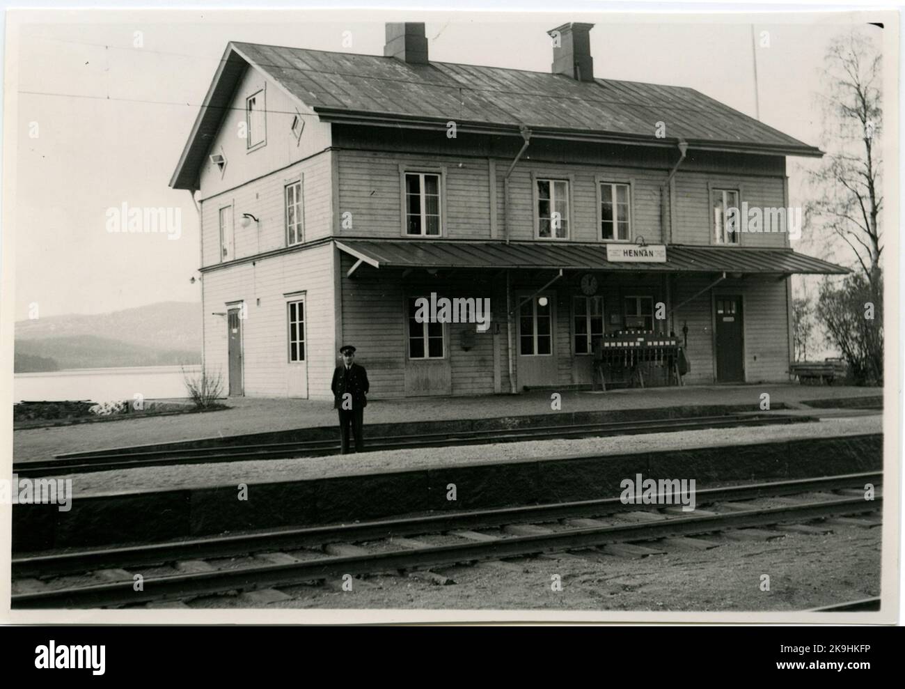 Der Bahnhof wurde 1880 erbaut. Zweistöckiges Stationshaus aus Holz. Das Gebäude wird 1945 intern modernisiert. Mechanisches Getriebe. Im Jahr 1936 wurde elektrischer Antrieb gegeben. Hennans Bahnhofshaus zog aus Hennan in Ljusdal und wurde 2006 im Schwedischen Eisenbahnmuseum umgebaut Stockfoto