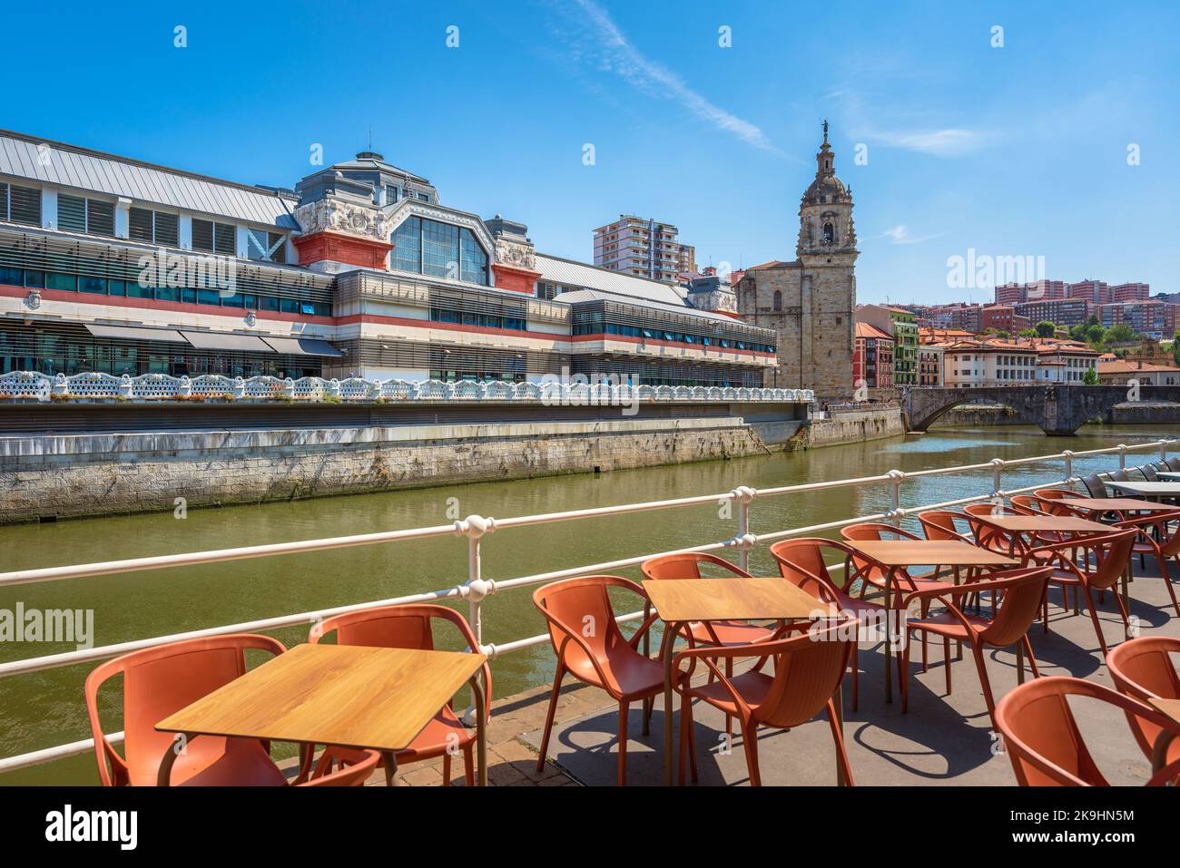 Blick auf den Mercado de la Ribera, die Kirche San Antón entlang der Ría de Bilbao in Spanien Stockfoto