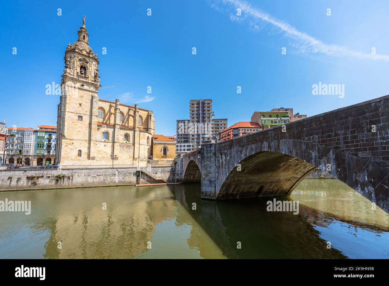 Malerische Aussicht auf die Mündung von Bilbao mit der Brücke von San Anton und der Kirche von San Anton Stockfoto