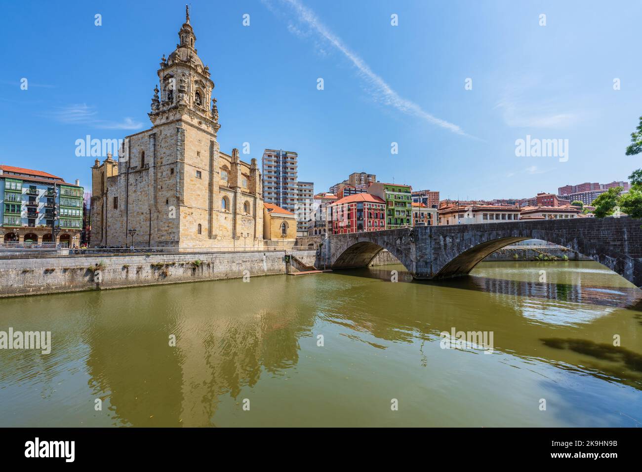 Malerische Aussicht auf die Mündung von Bilbao mit der Brücke von San Anton und der Kirche von San Anton Stockfoto