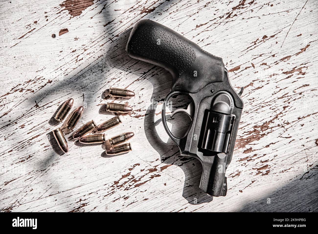 Ein schwarzer, 9mm-Jahre-Ruger-Revolver mit Schnupfnasen und eine Gruppe von 9mm Kugeln. Stockfoto
