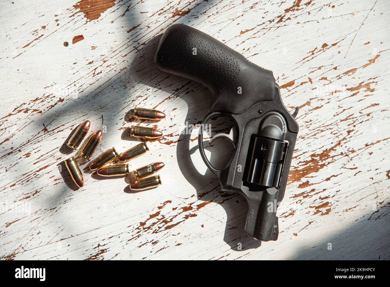 Ein schwarzer, 9mm-Jahre-Ruger-Revolver mit Schnupfnasen und eine Gruppe von 9mm Kugeln. Stockfoto