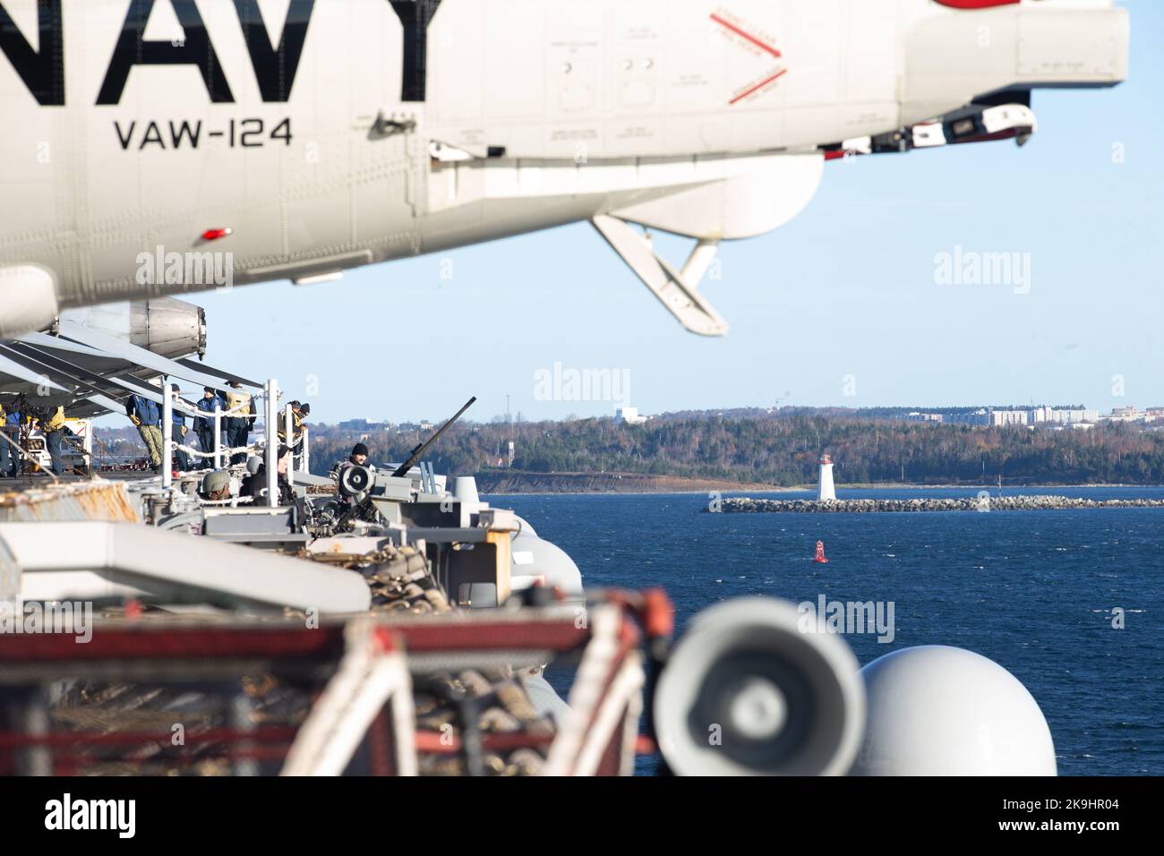 Segler, die dem erstklassigen Flugzeugträger USS Gerald R. Ford (CVN 78) zugeordnet wurden, stehen gepanzert und beobachten, wie das Schiff am 28. Oktober 2022 zum ersten internationalen Hafenbesuch nach Halifax, Nova Scotia, umfährt. Die Gerald R. Ford Carrier Strike Group (GRFCSG) wird im Atlantischen Ozean eingesetzt und führt zusammen mit NATO-Alliierten und Partnern Trainings und Operationen durch, um die Integration für zukünftige Einsätze zu verbessern und das Engagement der US-Marine für eine friedliche, stabile und konfliktfreie atlantische Region zu demonstrieren. (USA Navy Foto von Mass Communication Specialist 2. Klasse Zack Guth) Stockfoto