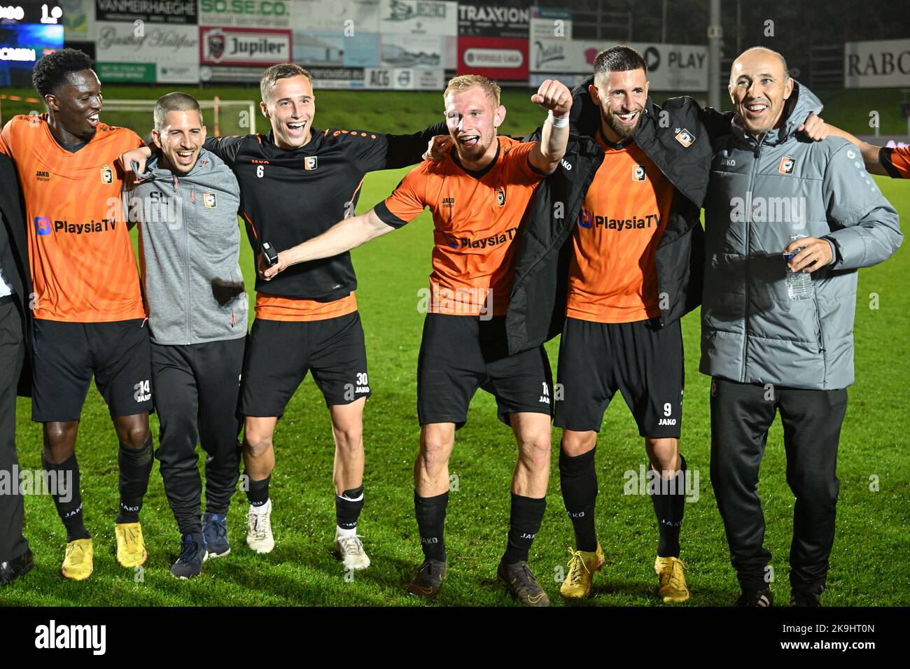 Spieler von Deinze im Bild feiern nach dem Gewinn eines Fußballspiels