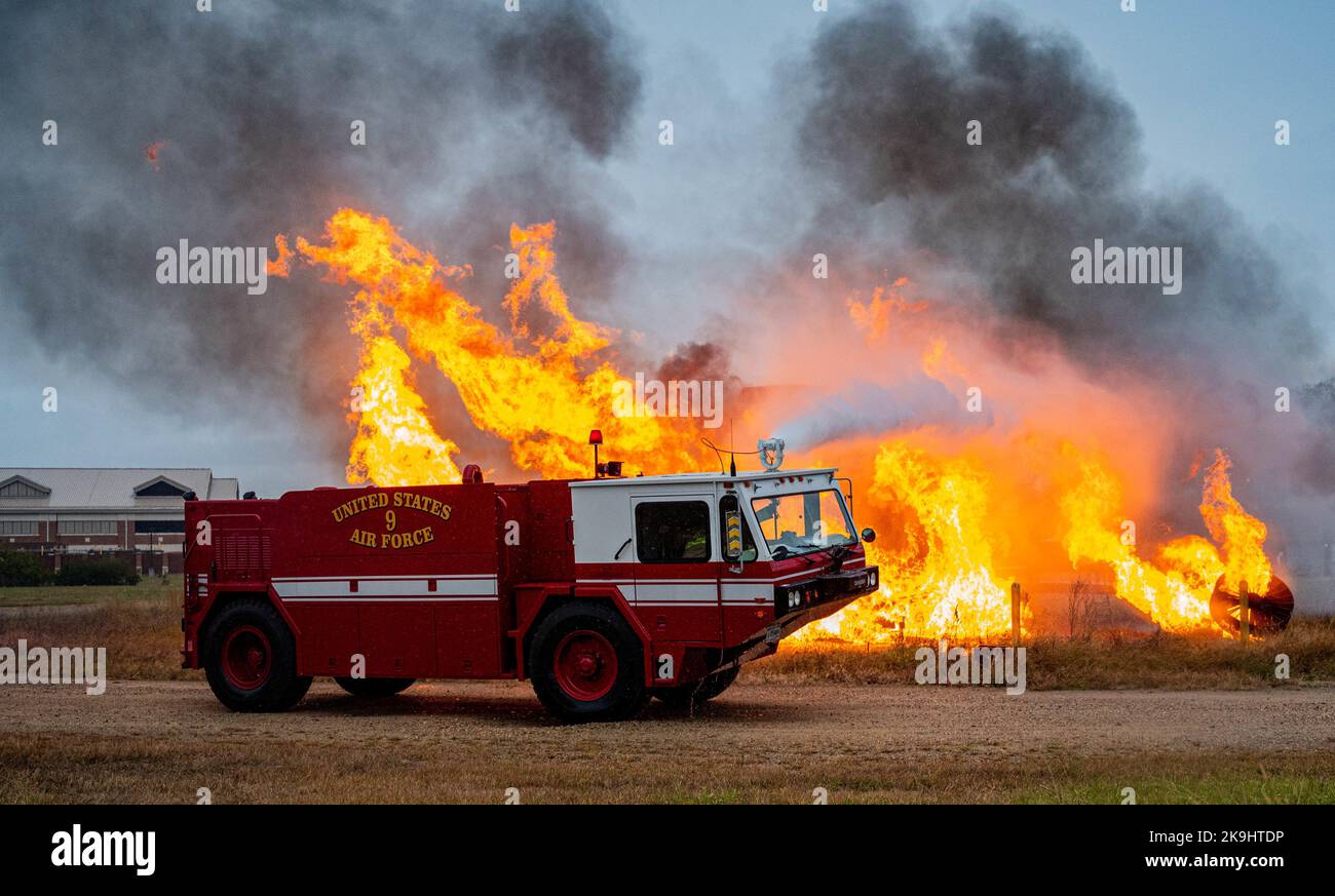 JOINT BASE LANGLEY-EUSTIS, VA. – Die Feuerwehr der 633d Civil Engineer Squadron unterwirft einen Brand während eines simulierten Flugzeugabsturzes auf der Joint Base Langley-Eustis, Virginia, 13. Oktober 2022. Der kleine Flugzeugtrainer bietet Feuerwehrleuten die Möglichkeit, ihre Fähigkeiten und Schnelligkeit zu verbessern, um Flammen zu löschen, um in Notsituationen Leben zu retten. (USA Luftwaffe Foto von Airman 1. Klasse Olivia Bithell) Stockfoto