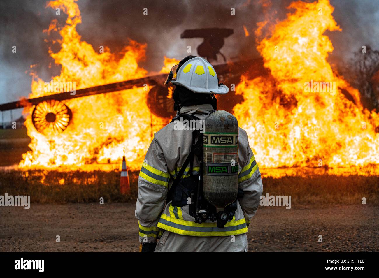 GEMEINSAME BASIS LANGLEY-EUSTIS, VA. – U.S. Air Force Master Sgt. Bryan Senecal, 633d Civil Engineer Squadron Firefighter, starrt während einer Feuerübung auf der Joint Base Langley-Eustis, Virginia, am 13. Oktober 2022, die Flammen nieder, die den kleinen Flugzeugtrainer umschlingen. Als Feuerchef ist es von entscheidender Bedeutung, dass Senecal die wahren Gefahren des Feuers versteht, um die Sicherheit seiner Crew zu gewährleisten und gleichzeitig sein Team beim Kampf gegen die Flammen zu führen. (USA Luftwaffe Foto von Airman 1. Klasse Olivia Bithell) Stockfoto