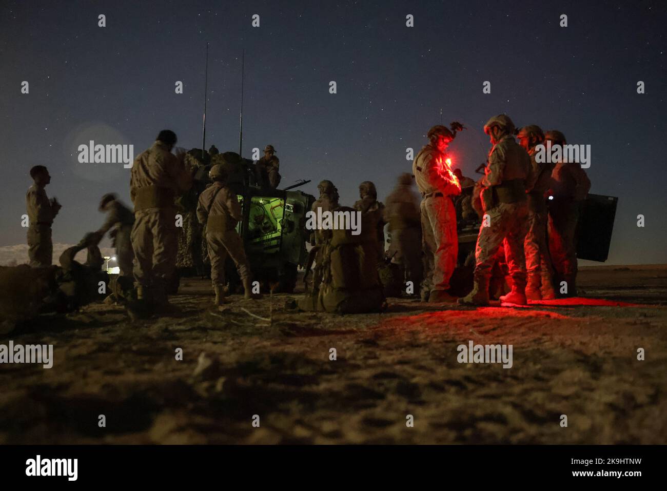 U.S. Marines with Headquarters Company, 3. Light Armored Reconnaissance Bataillon, 1. Marine Division, trainieren mit Soldaten der Vereinigten Arabischen Emirate im Marine Corps Air Ground Combat Center Twentynine Palms, Kalifornien, 3. Oktober 2022. Die Schulung konzentrierte sich auf die Entwicklung der Intelligenz, Überwachung, Zielakquisition und Aufklärungsfähigkeiten der VAE-Dienstmitglieder. (USA Marine Corps Foto von Lance CPL. Earik Barton) Stockfoto