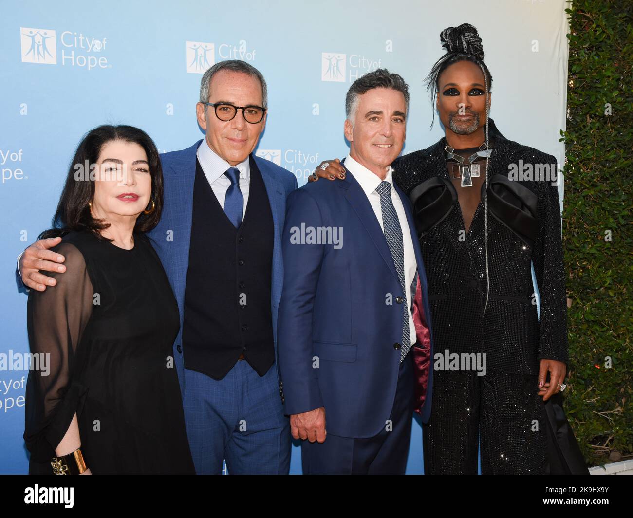 27. Oktober 2022, Wesollywood, Kalifornien, UA: Executive Vice President der Universal Music Group Michele Anthony, Mitbegründer, Chairman und CEO von Republic Records Monte Lipman, Mitbegründer, President und COO von Republic Records Avery Lipman und Billy Porter nehmen an der Spirit of Life Gala 2022 von City of Hope Teil. (Bild: © Billy Bennight/ZUMA Press Wire) Stockfoto