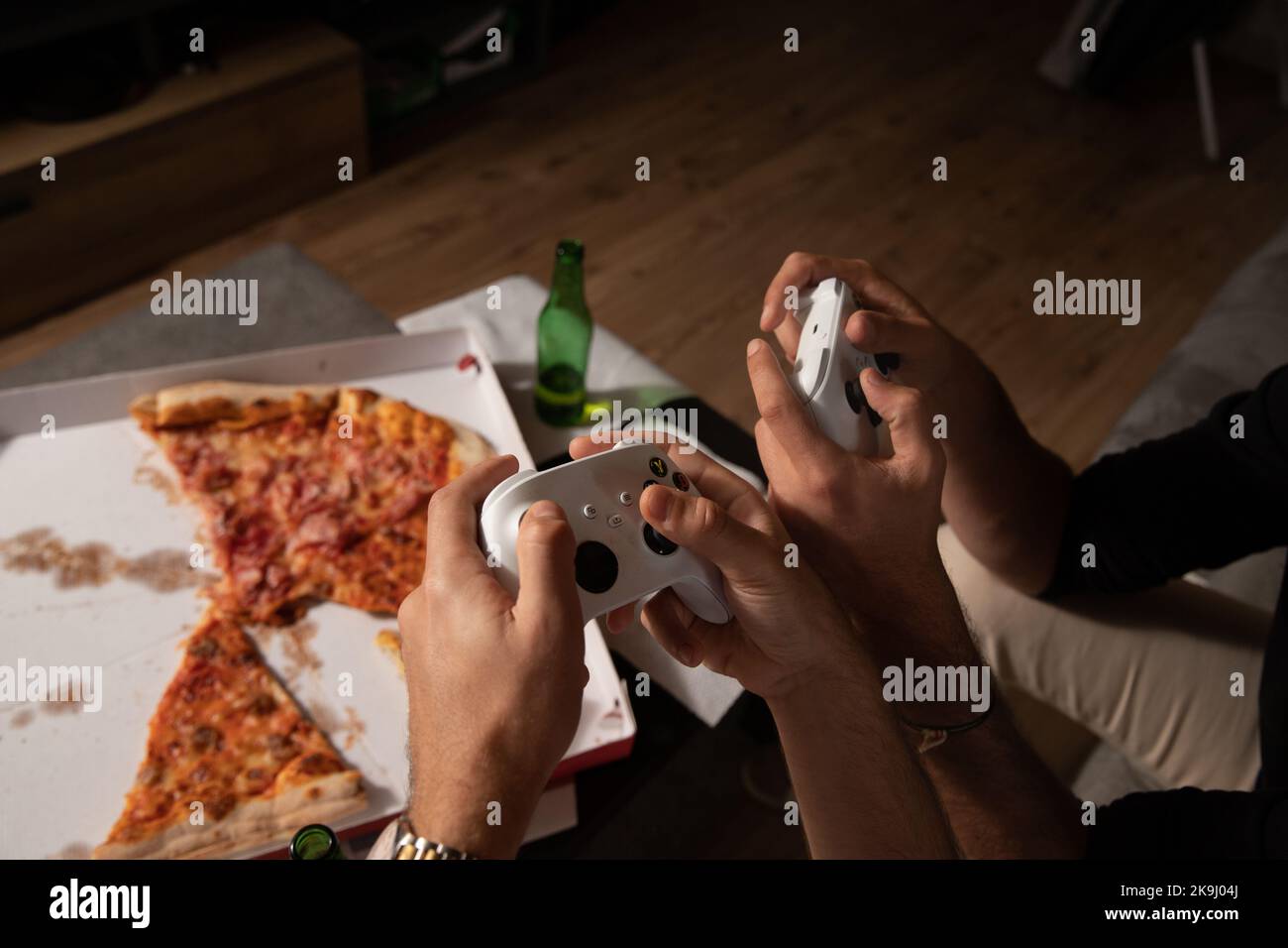 Nahaufnahme der Hände von zwei Freunden, die Videospiele spielen. Spielkonzept. Stockfoto