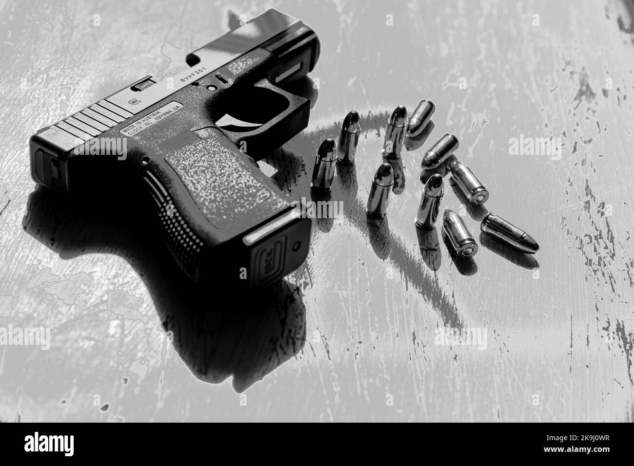 Eine Glock 19 Pistole, hergestellt in Österreich, liegt zusammen mit mehreren Patronen mit 9mm Patronen auf einem Tisch. Stockfoto