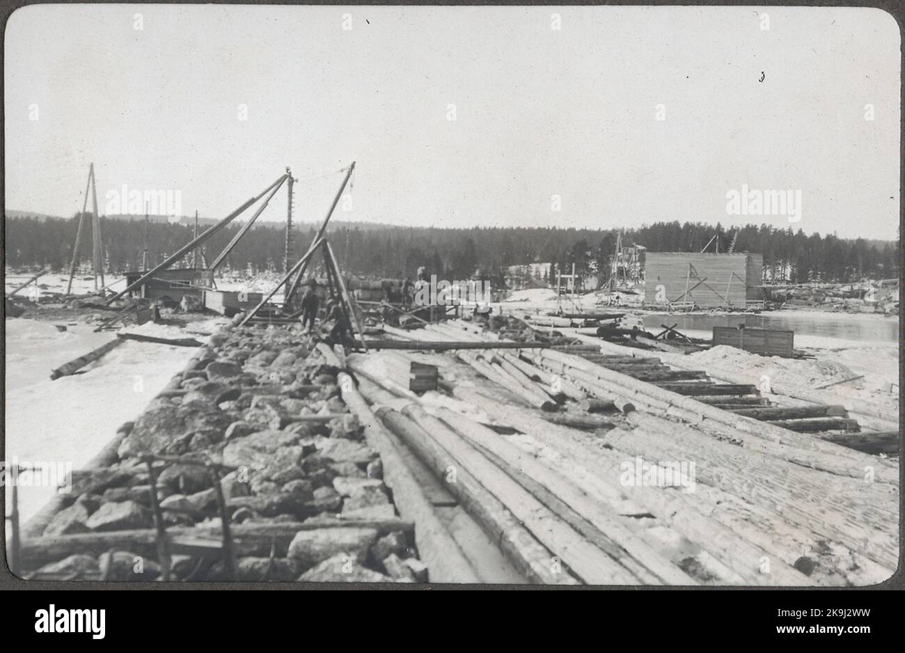 Brücke über Ume Älv. Östra Älvfåran, Östra Landstästet mit Steinsarg während der Arbeit März 1923. Stockfoto