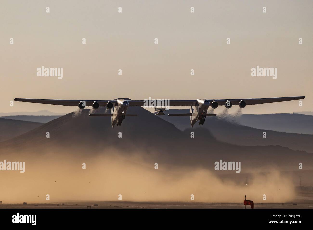 Mojave, USA. 28. Oktober 2022. Das Stratolaunch Roc-Flugzeug, das vom Mojave Space Port abfliegt. Er transportiert das neue Hyperschall-Testfahrzeug von Talon zwischen seinem Doppelrumpf auf einem Testflug. Die Stratolaunch Roc hat eine Spannweite von 385 Fuß und verfügt über 6 Boeing 747-Motoren, was sie zum größten Flugzeug der Welt macht. 10/28/2022 Mojave Space Port, CA., USA (Foto: Ted Soqui/SIPA USA) Quelle: SIPA USA/Alamy Live News Stockfoto