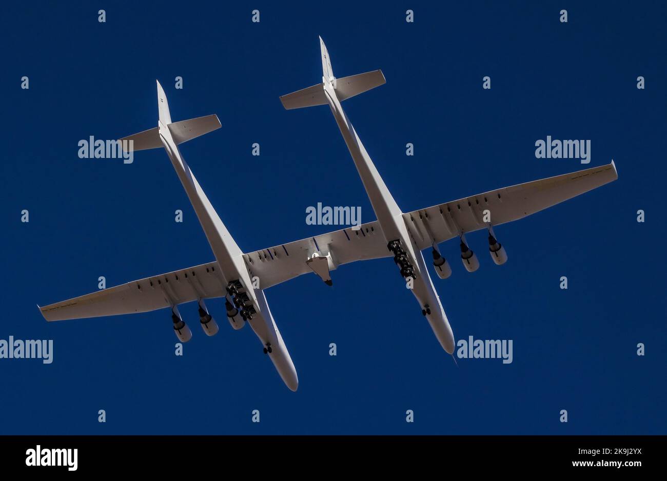 Mojave, USA. 28. Oktober 2022. Das Stratolaunch Roc-Flugzeug, das vom Mojave Space Port abfliegt. Er transportiert das neue Hyperschall-Testfahrzeug von Talon zwischen seinem Doppelrumpf auf einem Testflug. Die Stratolaunch Roc hat eine Spannweite von 385 Fuß und verfügt über 6 Boeing 747-Motoren, was sie zum größten Flugzeug der Welt macht. 10/28/2022 Mojave Space Port, CA., USA (Foto: Ted Soqui/SIPA USA) Quelle: SIPA USA/Alamy Live News Stockfoto