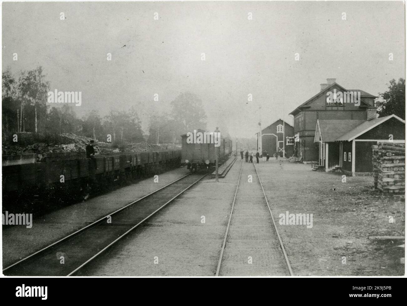 Persönliche Züge und Schlafwagen Bahnhof wurden im Jahr 1877 gebaut und zur gleichen Zeit wurde das Bahnhofshaus errichtet, zwei Etagen aus Holz. Es wurde 1942 modernisiert, die Schaltanlage wurde 1916 gebaut. Mechanisches Getriebe. Der Hof wurde teilweise mit neuen Gleisen und teilweise mit der Erweiterung des alten erweitert. Die Station wurde bis 1.7.1878 Näs genannt Stockfoto