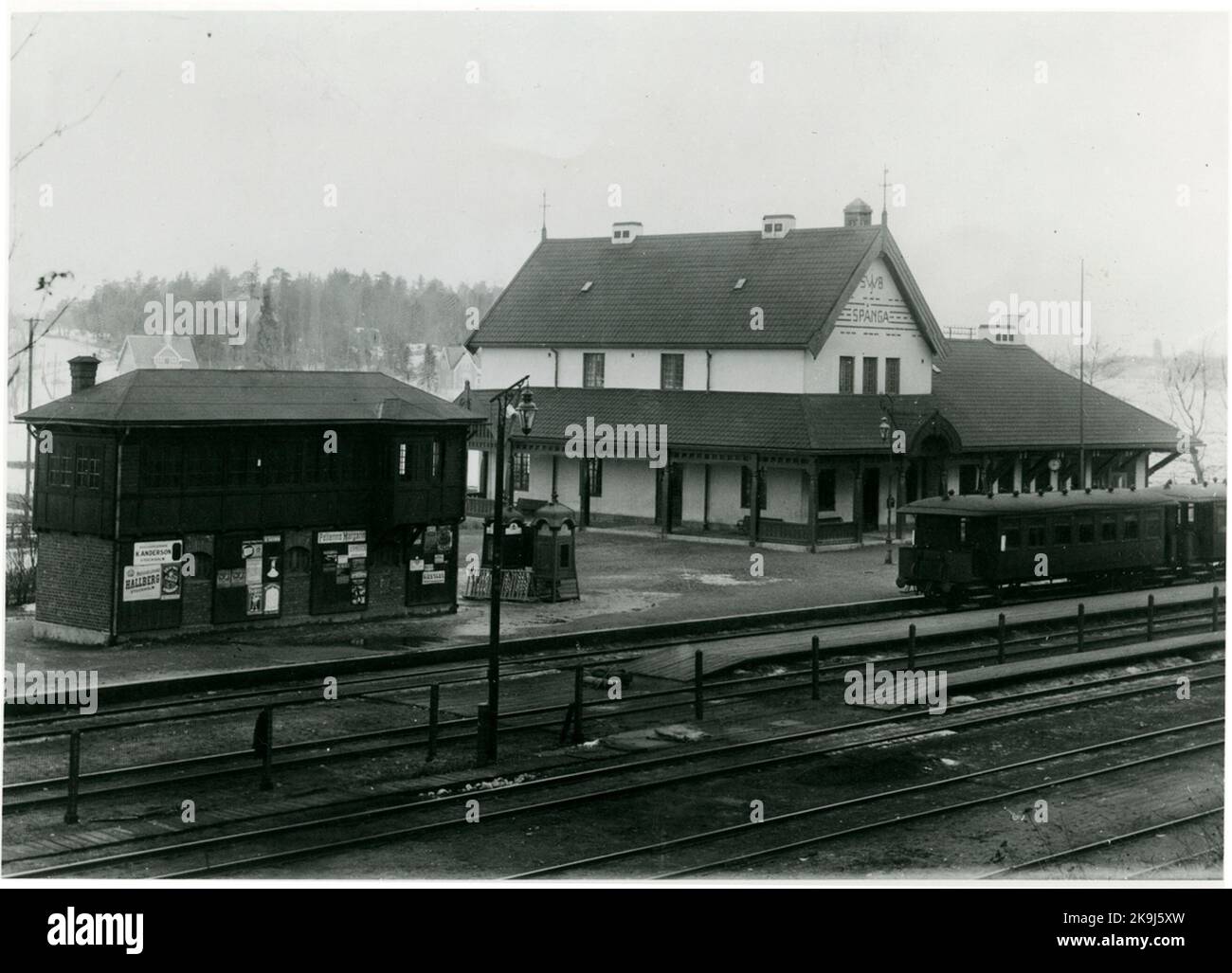 Bahnhof Spånga. Stockholm-Västerås-Bergslagen Railway, SWB. Der Bahnhof wurde 15/12 1876 eingeweiht. 1908 wurde ein neues Bahnhofshaus errichtet, das 1975 abgerissen und durch ein Blechgebäude ersetzt wurde. 2004 wurde ein neues Bahnhofshaus errichtet. Seit 1969 ist der Bahnhof nur ein S-Bahnhof. Stockfoto