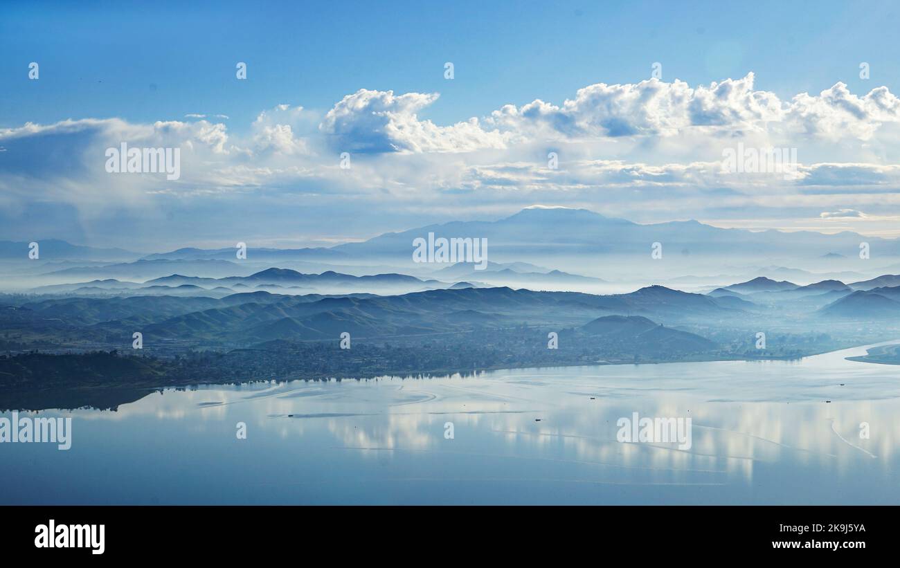 Mit Blick auf Lake Elsinore mit niedrigen Wolken und Dunst zwischen den lokalen Hügeln Stockfoto