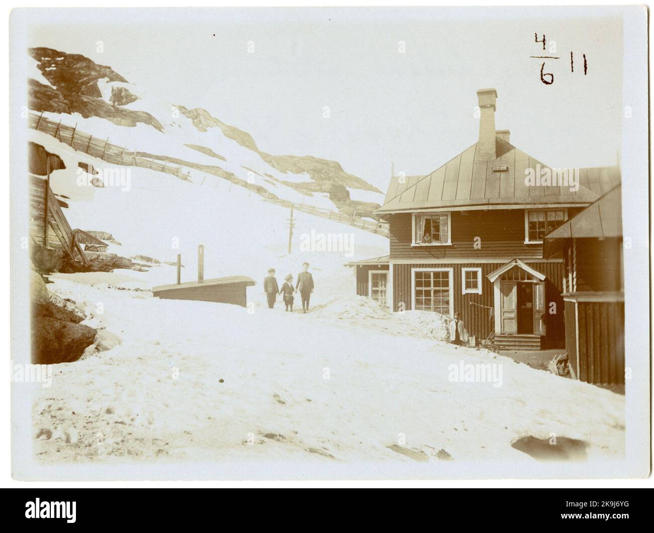 Die Nationale Grenzstation mit Schneeverwehung auf dem Berg 1911-06-04 Stockfoto