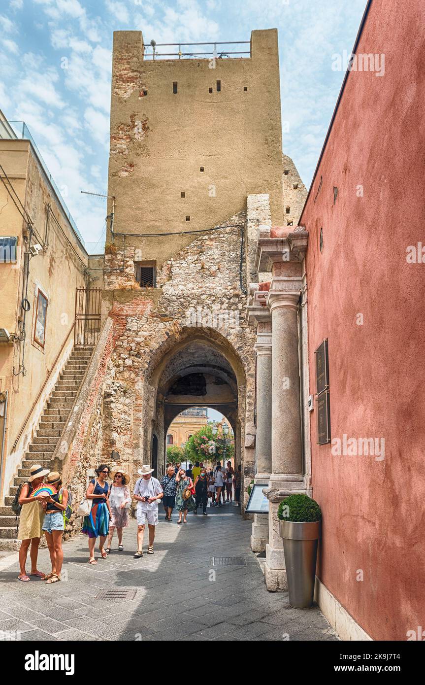 TAORMINA, ITALIEN - 11. AUGUST 2021: Spaziergang durch die malerischen Straßen von Taormina, Sizilien, Italien Stockfoto